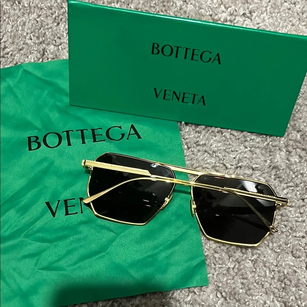 TRADE FOR DR GOLDIE!!! DO NOT PURCHASE! Bottega Veneta Gold Sunglasses - Picture 4 of 9